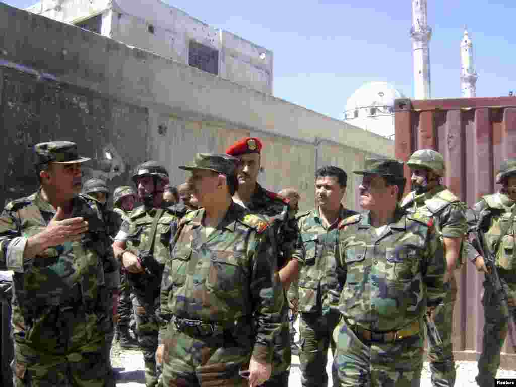 Suriya Mudofaa vaziri, general Fahad Jassim al-Freji Himsni ko&#39;zdan kechirdi. 5-avgust, 2013-yil.