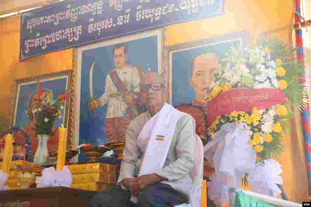 លោក​អាចារ្យ​ម្នាក់​អង្គុយ​នៅ​មុខ​រូប​ថត​វីរៈ​ព្រះ​សង្ឍ​និង​វីរៈ​បុរស​​ដែល​បាន​បូជា​ជិវិត​តស៊ូ​ក្នុង​បុព្វហេតុ​ជាតិ​នៅ​វត្តចាស់​នៃ​រាជធានី​ភ្នំពេញ​​ នៅថ្ងៃទី​០៤​មិថុនា​ ឆ្នាំ​២០១៦​ក្នុង​ពិធី​រំលឹក​ខួប៦៧​ឆ្នាំ​ ថ្ងៃ​អាណានិគម​បារាំង​កាត់​ផ្ទេរ​ទឹកដី​ខ្មែរ​ដែល​ហៅថា​​កម្ពុជា​ក្រោម​ ​ឲ្យ​ប្រទេស​​វៀតណាមនៅ​ឆ្នាំ​១៩៤៩។​ ​កម្ពុជា​ក្រោម​​កាលពី​មុន​ជា​ទឹកដី​ដែល​មាន​ជនជាតិ​ខ្មែរ​រស់​នៅ​ប្រមាណ​១២​លាន​នាក់។(ឡេង​ឡែន/VOA)&nbsp;