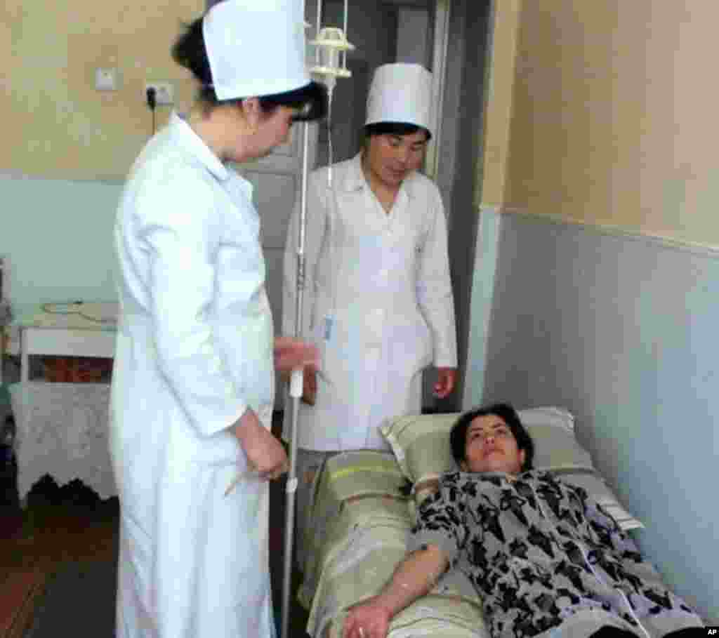 Hamshiralar bemorning tomchilab olinadigan ukolga ta'sirini kuzatishmoqda