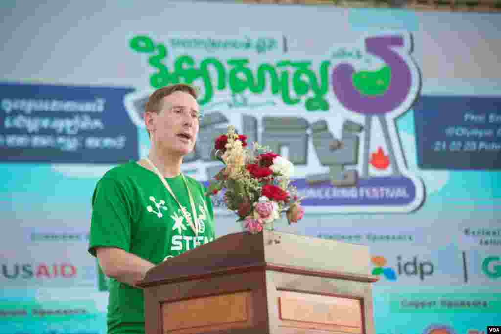 លោក​ Michael Newbillអនុប្រធាន​បេសកកម្ម​ស្ថានទូត​សហរដ្ឋ​អាមេរិក​ប្រចាំ​កម្ពុជា​ថ្លែង​សុន្ទរកថា​នៅ​ក្នុង​មហោស្រពជាតិ​ស្តី​ពីវិទ្យាសាស្រ្ត​និង​​វិស្វកម្ម​លើកទី​៥​ឆ្នាំ​២០១៩​ កាលពី​ថ្ងៃទី​២១ ខែកុម្ភៈ ឆ្នាំ២០១៩​ នៅ​ពហុកីឡាដ្ឋាន​អូឡាំពិក​ រាជធានី​ភ្នំពេញ ​ប្រទេស​កម្ពុជា។ (ទុំ ម្លិះ/VOA)