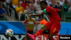 Asamoah Gyan frappe une balle lors d'un match contre l'Allemagne, Brésil le 21 juin 2014