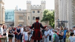 Turisti u Londonu su u ponedeljak, prvi put u 16 meseci, mogli da odu na obilazak londonskog Tauera.