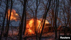 24일 우크라이나 하르키우의 전선에서 우크라이나군이 러시아 진영을 향해 자주포를 발사하고 있다.