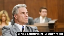 جان تراوولتا با کلاه‌گیس نقره‌ای و کت شلوار برق‌دار در نقش جان گاتی