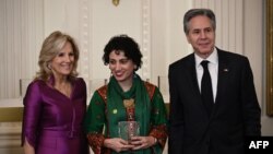 اهدای جایزه بین‌المللی زنان شجاع به فریبا بلوچ، فعال ایرانی حقوق بشر، توسط جیل بایدن، بانوی نخست آمریکا، و آنتونی بلینکن، وزیر امور خارجه آمریکا. کاخ سفید، دوشنبه ۱۴ اسفند ۱۴۰۲