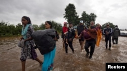 Warga yang terdampak banjir dievakuasi ke tempat yang lebih aman setelah hujan lebat mlanda Kolhapur di negara bagian Maharashtra, India, 8 Agustus 2019. (Foto: Reuters)