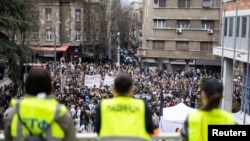 ተማሪዎች እና ሌሎች ፀረ-መንግስት ተቃዋሚዎች፣ ዛሬ መጋቢት 2 ቀን 2017 ዓ.ም የመንግሥት የቴሌጭዥን ጣቢያ የኾነው የሰርቢያ ሬድዮ ቴሌቪዥን (RTS) ሠራተኞች ወደ ቢሮዎች እንዳይገቡ ክልከላ በማድረግ አንዳንድ የቀጥታ ሥርጭት ዘገባዎች እንዳይተላለፉ አግደዋል። 