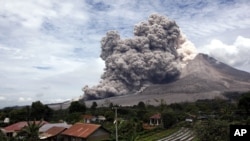Gunung Sinabung melepaskan aliran gas dan batu panas, terlihat dari Tiga Serangkai, Sumatra Utara, April 2015 (Foto: dok).