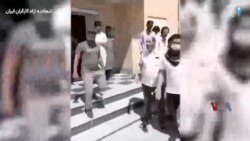 تجمع رانندگان خودروهای سنگین مقابل فرمانداری زاهدان در اعتراض به مسدود شدن کارت‌های سوخت