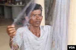 លោក ងួន ហ៊ុល ជា​កសិករ​ជា​អ្នករត់​ម៉ូតូឌុប និង​ជា​សកម្មជន​ម្នាក់​មក​ពី​គណបក្ស​សង្គ្រោះ​ជាតិ។ លោក​នៅ​អាច​ទទួល​ព័ត៌មាន​ពី​វិទ្យុ​អាស៊ី​សេរី និង VOA បាន​ ដោយសារ​លោក​ប្រើប្រាស់​ទូរស័ព្ទ​ដៃ​ស្មាតហ្វូន។ (ស៊ុន ណារិន/VOA)