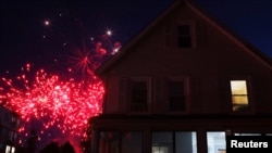 Hari Kemerdekaan, Empat Juli, pertunjukan kembang api menerangi langit di Somerville, Massachusetts, AS, 30 Juni 2022. (Foto: REUTERS/Brian Snyder)