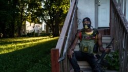 Da Mayor (alias Mr z), 32 ans, musicien du nord de Minneapolis et membre des Minnesota Freedom Fighters (MNFF), avec son fusil le 3 août 2020 à Minneapolis, Minnesota.