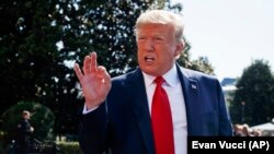 លោក​ប្រធានាធិបតី ដូណាល់ ត្រាំ ថ្លែង​ទៅ​កាន់​អ្នកសារព័ត៌មាន​នៅ​សេតវិមាន រដ្ឋធានី​វ៉ាស៊ីនតោន កាលពី​ថ្ងៃទី៩ ខែសីហា ឆ្នាំ២០១៩។