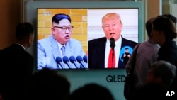 Televisi di stasiun kereta api Seoul, Korea Selatan, menayangkan berita tentang Pemimpin Korea Utara Kim Jong-un da Presiden AS Donald Trump, 21 April 2018. (Foto: dok).