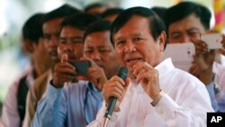 លោក​ កឹម សុខា (ស្តាំ) ​អនុ​ប្រធាន​ទី​មួយ​នៃ​រដ្ឋ​សភា​ជាតិកម្ពុជា។