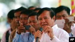 រូបឯកសារ៖ លោក កឹម សុខា ប្រធានគណបក្សសង្គ្រោះជាតិ ថ្លែង​នៅក្នុង​ពិធី​ខួប១៨ឆ្នាំនៃព្រឹត្តិការណ៍ផ្ទុះគ្រាប់បែកឆ្នាំ១៩៩៧ នៅរាជធានីភ្នំពេញ កាលពីថ្ងៃទី៣០ ខែមីនា ឆ្នាំ២០១៥។