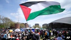 Studenti na propalestinskim demonstracijama na Institutu tehnologije Masačusetsa 3. maja 2024. (Foto: AP/Charles Krupa)