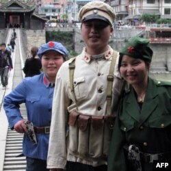 化装照像是游客很喜欢的一项活动(2)