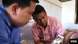 រូបឯកសារ៖ តំណាងរាស្ត្រ​របស់គណបក្ស​សង្គ្រោះ​ជាតិ​ មណ្ឌល​កំពង់ចាម​ ​លោក​ ញ៉យ ចំរើន​ បង្ហាញ​ស្នាម​វះកាត់​ដល់អ្នករាយការណ៍​ព័ត៌មាន​ VOA នៅ​ក្នុង​ផ្ទះ​របស់​លោក​ក្នុង​ក្រុង​ភ្នំពេញ​ នា​ថ្ងៃ​ទី​២៦​ ខែ​វិចិ្ឆកា​ឆ្នាំ​២០១៥។​ (នៅ វណ្ណារិន/VOA)