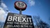 Sebuah tanda Brexit terlihat antara Donegal di Republik Irlandia dan Londonderry di Irlandia Utara di desa perbatasan Muff, Irlandia, 1 Februari 2018. (Foto: Reuters)