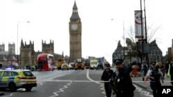 Polisi mengamankan kawasan di sekitar Jembatan Westminster, dekat Gedung Parlemen Inggris di London, pasca insiden teror, 22 Maret 2017. (AP Photo/Matt Dunham)