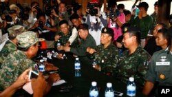 ឧត្តមសេនីយ៍​ខ្មែរ​និង​ថៃ​ជួប​ប្រជុំ​គ្នា​នៅ​ព្រំដែន​ប្រាសាទ​ព្រះវិហារ​​នៅ​ថ្ងៃ​១២ វិច្ឆិកា ២០១៣ ដើម្បី​ព្យាយាម​បន្ធូរ​បន្ថយ​ភាព​តានតឹង​នៅ​ក្រោយ​​សេចក្តី​សម្រេច​តុលាការ​ទី​ក្រុង​ឡាអេ។