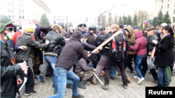 Xarkovda Rossiya va Ukraina tarafdorlari olishmoqda, 7-aprel, 2014-yil