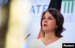 រូបឯកសារ៖ រដ្ឋមន្ត្រី​ការបរទេស​អាល្លឺម៉ង់​អ្នកស្រី Annalena Baerbock ចូលរួម​ក្នុង​សន្និសីទ​សារព័ត៌មាន​មួយ​នៅ​ក្រុងប៊ែរឡាំង ប្រទេស​អាល្លឺម៉ង់ ថ្ងៃទី ១៩ ខែកក្កដា ឆ្នាំ២០២២។