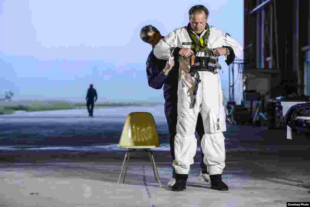 Pilot preparation before the Crossing Frontiers flight to Morocco, May 24, 2012. (Jean Revillard/Rezo.ch)