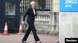 La Première ministre Theresa May arrive à la maison de Lancaster pour participer à la conférence sur la Somalie, à Londres, le 11 mai 2017.