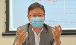 香港浸会大学政治及国际关系学系副教授陈家洛表示，新一届立法会议员宣誓仪式，首次将过往议事厅内的香港特区区徽，改为中华人民共和国国徽，这些象征性的改动，他认为是彰显北京在香港“新常态”下的主导角色 (美国之音/汤惠芸)