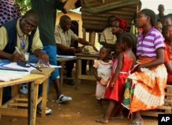 Des réfugiés ivoriens à Loguatuo, au Liberia