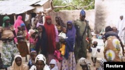 Para perempuan dan anak-anak Nigeria yang diselamatkan dari kelompok Boko Haram, tinggal di sebuah tempat penampungan di Yola (29/4).
