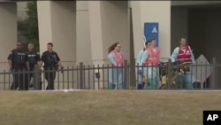 Ekipe hitne pomoći i policija u bazi u Pensakoli, na Floridi