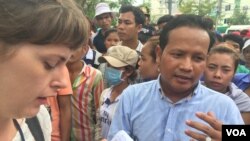 រូបឯកសារ៖ លោក​ ប៉ាវ​ ស៊ីណា​ ​ប្រធាន​សម្ព័ន្ធ​សហជីព​ចលនាកម្មករ​និយាយ​​ជាមួយ​អ្នកកាសែត កាលពីថ្ងៃ​ទី​៨​ ខែមិថុនា​ ឆ្នាំ​២០១៧ អំពីការព្យួរការងារ​ក្រុមសហជីពនៅ​រោងចក្រ​ Southland។ (ហ៊ុល រស្មី/វីអូអេ)