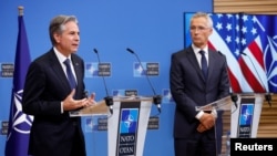 აშშ-ის სახელმწიფო მდივანი, ენტონი ბლინკენი და ნატოს გენერალური მდივანი, იენს სტოლტენბერგი.