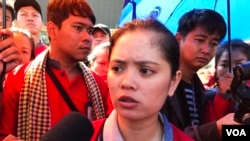 រូបឯកសារ៖ កញ្ញា ឈឹម ស៊ីថរ ប្រធាន​សហជីព​ដែល​ត្រូវ​បាន​ក្រុមហ៊ុន​ណាហ្គាវើលដ៍ ​ព្យួរ​ការងារ​ និយាយ​ជាមួយ​អ្នក​សារព័ត៌មាន​ខណៈ​​បុគ្គលិក​​ក្រុមហ៊ុន ណាហ្គា ​វើសដ៍ ធ្វើ​កូដកម្ម​នៅ​ខាង​មុខ​កាស៊ីណូ​ ណាហ្គាវើសដ៍ ក្នុង​រាជធានី​ភ្នំពេញ ថ្ងៃទី​៩ ខែមករា ឆ្នាំ​២០២០។ (កាន់ វិច្ឆិកា/វីអូអេ)​