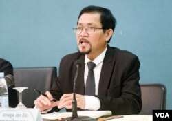 រូបឯកសារ៖ លោក ទេព នីថា អគ្គលេខាធិការ​នៃ​គណៈកម្មាធិការ​ជាតិ​រៀបចំ​ការ​បោះឆ្នោត (គជប) ថ្លែង​នៅ​ក្នុង​សន្និសីទ​សារព័ត៌មាន ស្ដីអំពី​ការ​ចុះឈ្មោះ​បោះ​ឆ្នោត​នៅ​ថ្ងៃ​ពុធ ទី​១២ ខែតុលា ឆ្នាំ​២០១៦ នៅ​រាជធានី​ភ្នំពេញ។ (VOA)