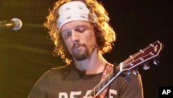 Jason Mraz tampil di Tanjung Benoa, Bali, 9 November 2011.