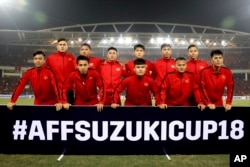 베트남 하노이에서 열린 스즈키컵 결승전에서 베트남 축구팀이 포즈를 취하고 있다.