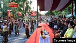 Presiden Jokowi dan ibu negara Iriana menyaksikan karnaval budaya Bali di Nusa Dua, Jumat 12/10 (Foto: Setpres RI).