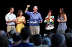 Indiana gubernatorligi uchun saylov kampaniyasi olib borayotgan Mayk Pens oilasi davrasida