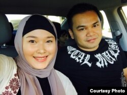 Melwanche Arief, warga Indonesia yang menjadi saksi penembakan di Las Vegas, beserta istri.