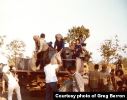 រថយន្ត​ដឹក​ស្បៀង​អាហារ​មួយ​បាន​មក​ដល់​ជំរំជនភៀស​ខ្លួន​ខ្មែរ​មួយ​កន្លែង​នៅ​ក្នុង​ប្រទេស​ថៃ កាលពី​ខែវិច្ឆិកា ឆ្នាំ១៩៧៩។ (រូបថត​ផ្តល់​ឲ្យ​ដោយ Greg Barron)