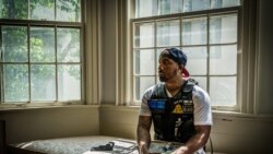 Eagle Eye, O. Walker, 38 ans, de Minneapolis, membre des Minnesota Freedom Fighters (MNFF), pose avec son arme le 29 juillet 2020 à Minneapolis.