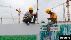 កម្មករ​ធ្វើ​ការ​នៅ​ឯ​ការដ្ឋាន​សាងសង់​របស់​ក្រុមហ៊ុន​វៀតណាម Hoang Anh Gia Lai (HAGL) នៅ​ទី​ក្រុង​រ៉ង់ហ្គូន ប្រទេស​ភូមា​ កាល​ពី​ថ្ងៃ​ទី​២០ កញ្ញា ២០១៣។​ (រូបថត​ឯកសារ)