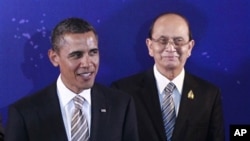 លោក​ប្រធានាធិបតី ថេន សេន (Thein Sein)​ (ស្តាំ)