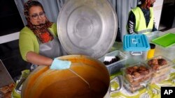 Seorang perempuan menyiapkan kotak iftar berisi makanan untuk berbuka puasa khas Maroko (foto: dok). 