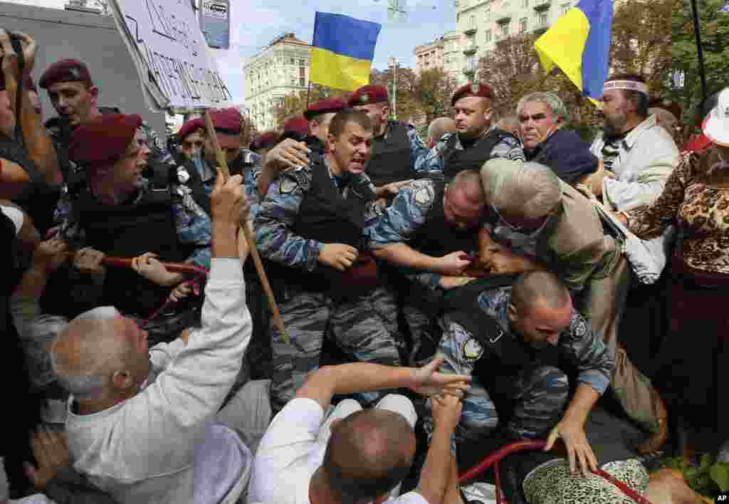 Riot police block supporters of former Ukrainian Prime Minister Yulia Tymoshenko outside the Pecherskiy District Court in Kyiv, Ukraine, August 5, 2011.