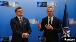29일 루마니아 부쿠레슈티에서 열린 나토 외무장관에 참석한 옌스 스톨텐 베르크 나토 사무총장(오른쪽)과 드미트리 쿨레바 우크라이나 외무장관.